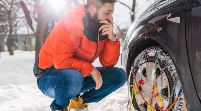 Fitting snow chains Fitting snow chains in Australia
